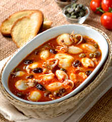 Sepietas y chipirones en caldo de alcaparras y aceitunas