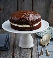 Bolo de chocolate com chantilly e mousse