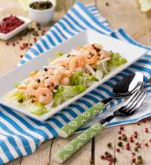 Insalata di cavolo cinese con pepe rosa e verde