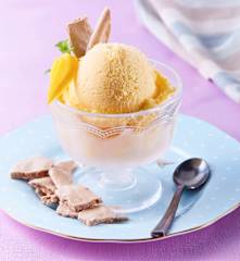 Helado con mango y merengue