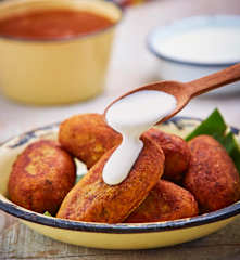 Molotes de plátano rellenos de queso