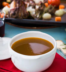 Caldo oscuro de ternera