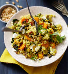 Gemüse-Couscous mit Aprikosen und Pinienkernen