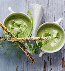 Kräutersuppe mit Blätterteigstangerl