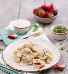 Pierogi z truskawkami ze śmietaną i miętowym cukrem