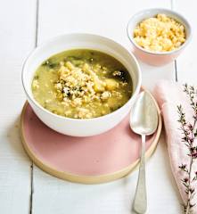 Sopa de agrião com ovo cozido