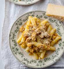 Ziti spezzati con ragù genovese