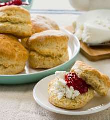 Scones de suero de leche con queso fresco
