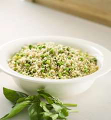 Salada de quinoa com ervilhas e pesto de coentros