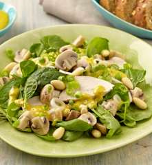 Špenátový salát s mandlemi a kuřetem