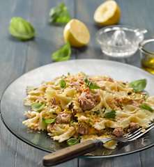 Těstovinový salát s tuňákem, zeleninou a bazalkou