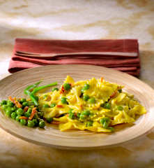 Farfalle al sugo di piselli e prosciutto