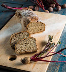 Rote-Rüben-Brot mit Mohn