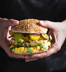 Hamburguesa de pollo con jalapeño y lima con smash de maíz