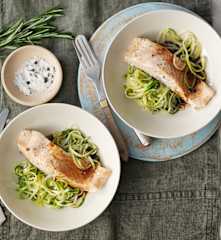 Noodles de curgete e salmão com vinagre balsâmico