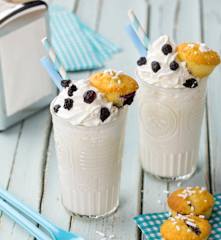 Freakshake alla vaniglia con muffin ai mirtilli