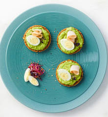 Tartine di pane nero con avocado e tacchino