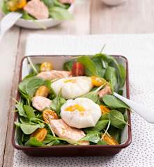 Sałatka szpinakowa z łososiem i jajkiem w koszulce