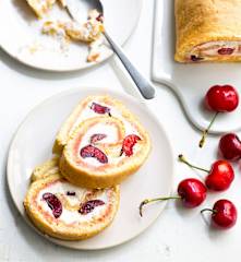 Gâteau roulé aux cerises et à la chantilly