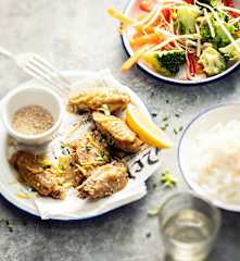 Aripioare de pui cu lămâie cu orez și legume