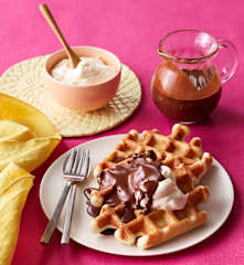 Lütticher Waffeln mit Schokosauce und Tonka-Schmand