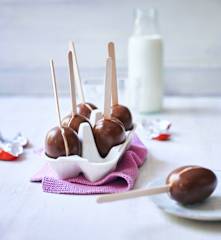 Überraschungsei-Eis am Stiel