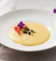 Crema de legumbres con ajos negros de las pedroñeras Pedroñete