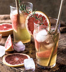 Tisana fria de toranja e rosmaninho