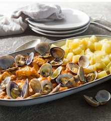 Sepia en salsa de tomate y almendras