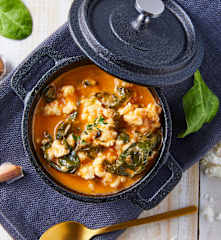 Cazuela de panela con espinacas y caldillo