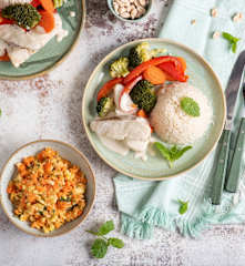 Ryba w orzeszkowym sosie curry z ryżem i warzywami; Surówka z cukinii, marchewki i mięty