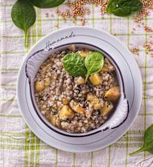 Zuppa di spinaci e grano saraceno