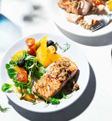 Salmón marinado a la plancha con ensalada
