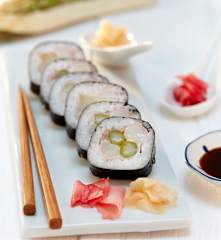 Sushi mit Schinken und Spargel