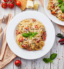 Spaghetti mit Kirschtomaten und Pecorino