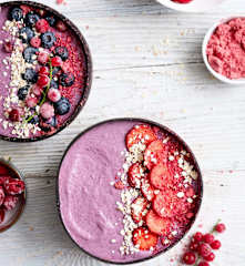 Pinke Frühstücksbowl mit Beeren