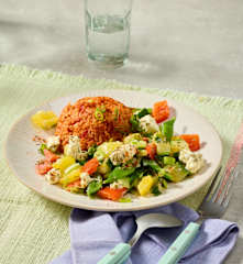Tomaten-Paprika-Reis mit Gemüse und Schafskäse