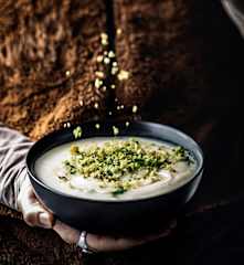 Soupe de chou-fleur, chapelure aux anchois