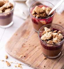 Crema al cioccolato con salsa ai frutti rossi e crumble (Bimby Friend)