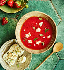 Tomaten-Erdbeer-Chili-Suppe mit Sesam-Feta