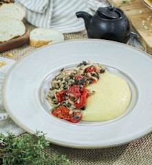 Polenta cremosa com ragu de cogumelos