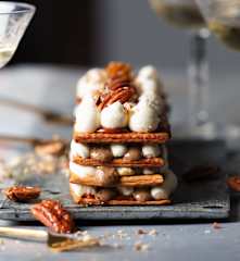 Milhojas de vainilla con praliné de nueces pecanas