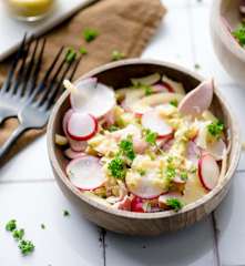 Salada de salsicha, queijo e rabanetes