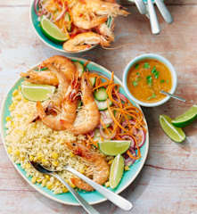 Salade de couscous, crevettes, pickles et sauce au citron vert