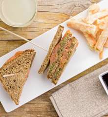 Club Sandwich salmone, avocado con carotine e salsa teriyaki