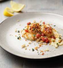 Scallops dengan Parsnip Pure dan Remah Pancetta