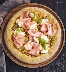 Pizza con pesto di pistacchio, stracciatella e mortadella TM6