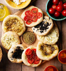 Manakish (Arabisches Fladenbrot mit Za'atar - مناقيش)