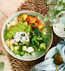 Bowl mit Mango-Reis, Avocado und karamellisierten Bananen