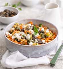 Sałatka na ciepło z komosy ryżowej, cukinii i marchewki (bez glutenu)